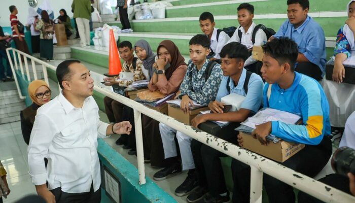 6.144 Pelajar SMA/SMK Gakin Dapat Pembagian Perlengkapan Sekolah Gratis dari Pemkot Surabaya
