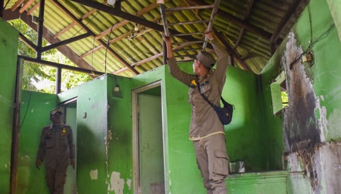Satpol PP Surabaya Gerak Cepat Kosongkan Toilet Umum yang Beralih Fungsi