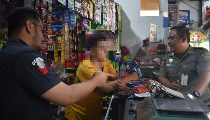 Satpol PP Surabaya dan Bea Cukai Sidoarjo Sita Puluhan Bungkus Rokok Ilegal