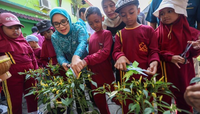 Peringati HAN 2025, Anak Surabaya Diajak Panen Sayur dan Ikan di Mini Agrowisata