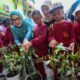 Peringati HAN 2025, Anak Surabaya Diajak Panen Sayur dan Ikan di Mini Agrowisata