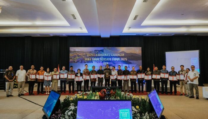 Kanwil DJP Jatim I Serahkan Piagam Wajib Pajak