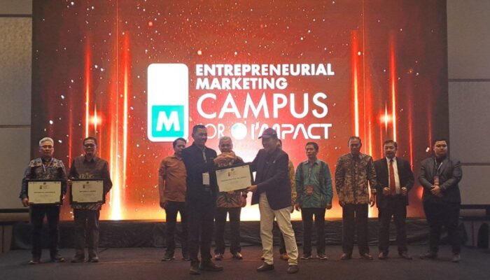 Tanamkan Jiwa Wirausaha, Adi Buana Surabaya Raih Penghargaan MarkPlus