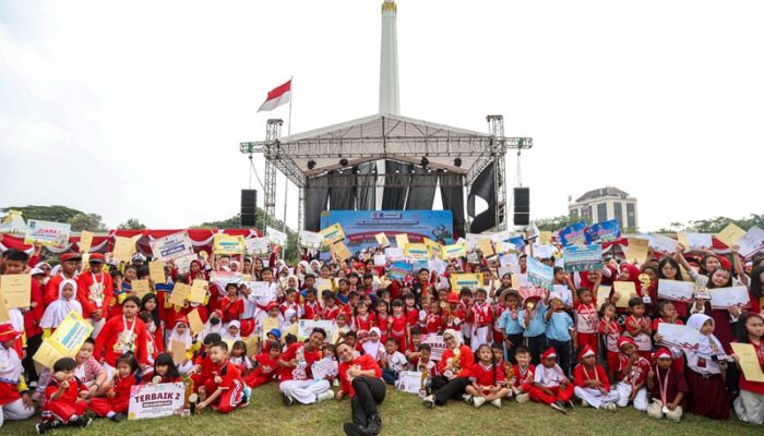 Perkuat Komitmen Kota Layak Anak, Pemkot Surabaya Beri Piagam Penghargaan ke Ratusan Siswa Berprestasi