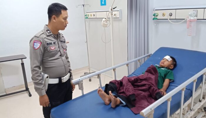 Kendarai R2, Ibu dan Anak di Kediri Terjungkal di Jalan Berlubang