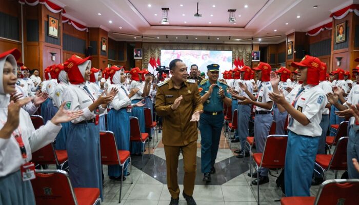 Wali Kota Eri Buka Pusdiklat Paskibraka Surabaya 2025, Ingatkan Pentingnya Kekompakan Tim