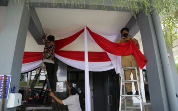 Semarakan HUT Ke-80 RI, ASN Surabaya Sukseskan Pembagian Ribuan Bendera Merah Putih 