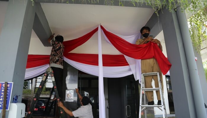 Semarakan HUT Ke-80 RI, ASN Surabaya Sukseskan Pembagian Ribuan Bendera Merah Putih 