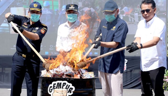 Pemkot Surabaya-KPPBC TMP Sidoarjo Musnahkan 11,1 Juta Batang Rokok Ilegal