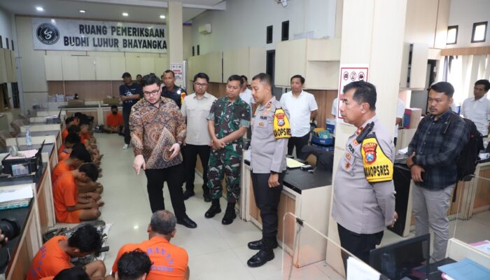Bupati Dhito dan Dandim Tinjau Terduga Pelaku Kerusuhan di Mapolres Kediri