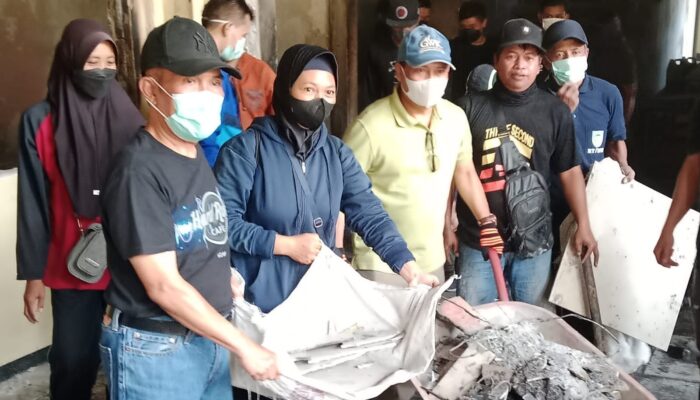 DPRD Kabupaten Kediri Kerja Bhakti Bareng Masyarakat Bersihkan Puing Pasca Kerusuhan