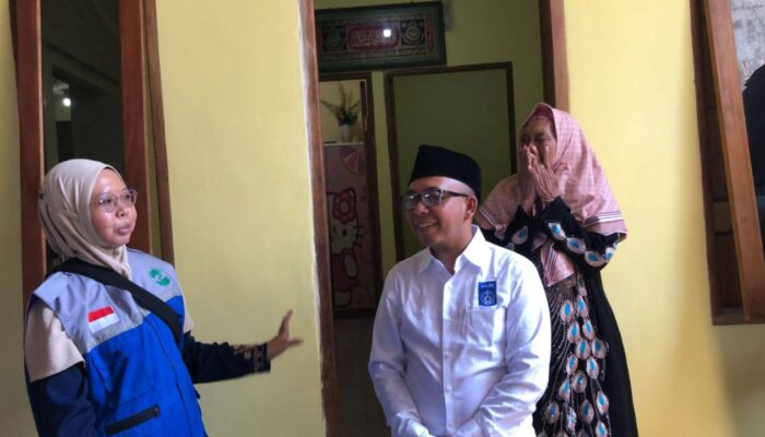 Gandeng Pemkot Surabaya, YMI – IKA ITS Bedah Rumah Tak Layak Huni di Surabaya