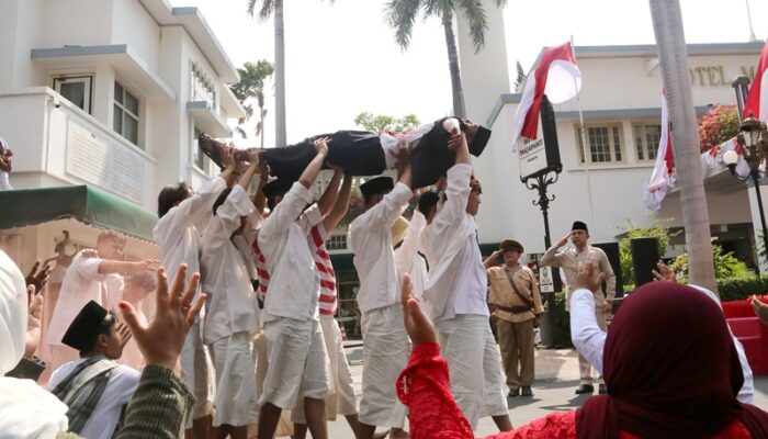 Ini Peran Wali Kota Eri Cahyadi di Teatrikal Kolosal Perobekan Bendera “Surabaya Merah Putih”