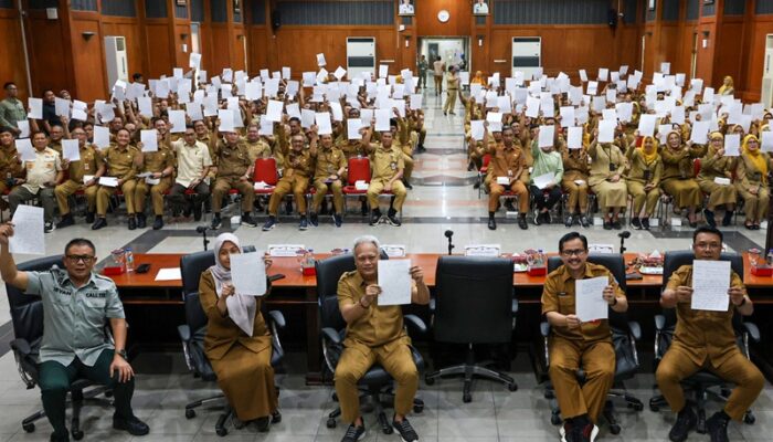 Seluruh Pegawai dan Pejabat Pemkot Surabaya Teken Komitmen Anti Pungli dan Gratifikasi