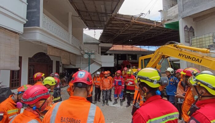 Bantu Evakuasi Korban Pondok Pesantren Al-Khoziny Sidoarjo, Pemkot Surabaya Terjunkan Mobil Heavy Duty Rescue dan Tim Penyelamatan