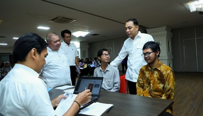 Tinjau Verifikasi Beasiswa Pemuda Tangguh, Wali Kota Eri Cahyadi: Hanya Keluarga Miskin yang Jadi Prioritas Utama