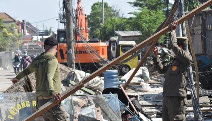 Pulihkan Fungsi Drainase, 11 Bangunan Liar di Ketintang Ditertibkan Satpol PP Surabaya