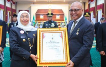 Terima Lencana Kehormatan dari Gubernur Jatim, Ketua Umum PWI Pusat Akhmad Munir: Pers terus berjuang menjaga nalar publik