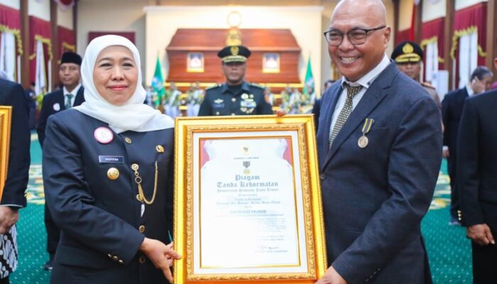 Terima Lencana Kehormatan dari Gubernur Jatim, Ketua Umum PWI Pusat Akhmad Munir: Pers terus berjuang menjaga nalar publik