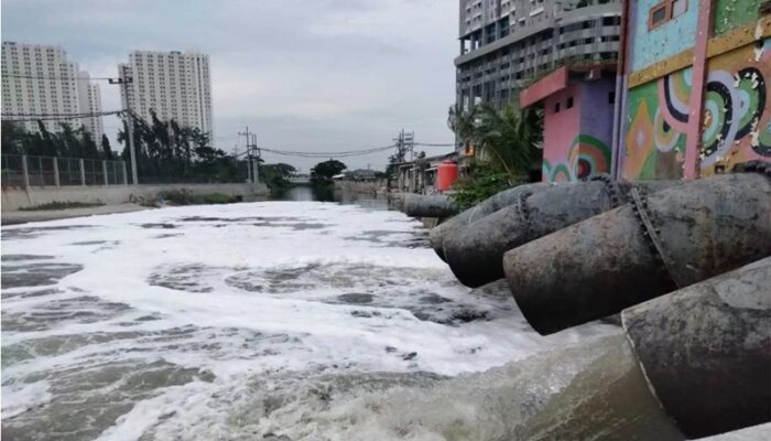 Busa Putih Kembali Muncul di Kalisari Damen, DLH Surabaya Imbau Masyarakat Tak Buang Deterjen Ke Sungai