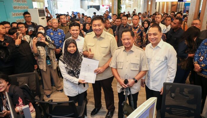 Menteri PKP dan Mendagri Tinjau Langsung Pelayanan PBG Kota Surabaya di MPP Siola