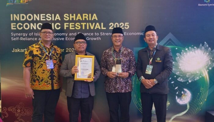 Wali Kota Eri Cahyadi Raih Penghargaan Agregator di Gerakan Wakaf Uang Surabaya