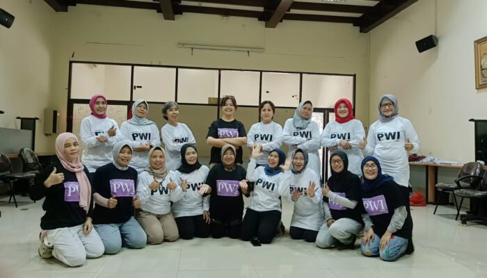 Tim Line Dance PWI dan PARFI Jatim Meriahkan Parade Surabaya Juang Surabaya Epic 2025