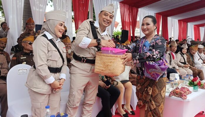 Semarakkan Surabaya Juang, Tim Dapur Umum Mbok Dar Martir Bagikan Makanan Berbungkus Daun Pisang