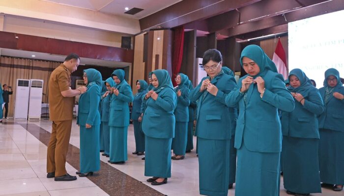 Wali Kota Eri Kukuhkan Ketua dan Jajaran Pengurus Tim Penggerak PKK Kota Surabaya Periode 2025–2030