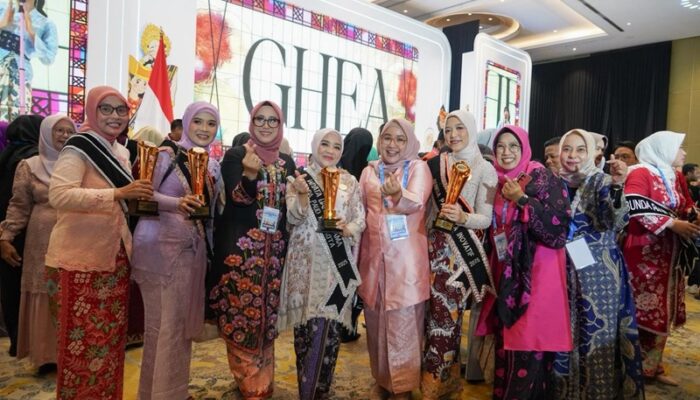 Sukses Kampanyekan Wajib Belajar 13 Tahun, Bunda PAUD Surabaya Raih Penghargaan Wiyata Dharma Utama