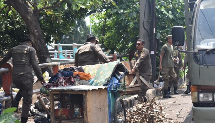 Kembalikan Fungsi Jalan dan Saluran, Satpol PP Surabaya Tertibkan PKL dan Parkir Liar di Jalan Johar–Sulung