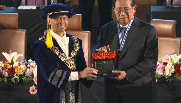 SBY Terima Penghargaan Tertinggi “10 November” dari ITS