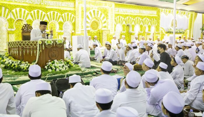 Peringati Hari Pahlawan, Wali Kota Eri Cahyadi Bersama Ribuan Suporter Gelar Dzikir Bersama