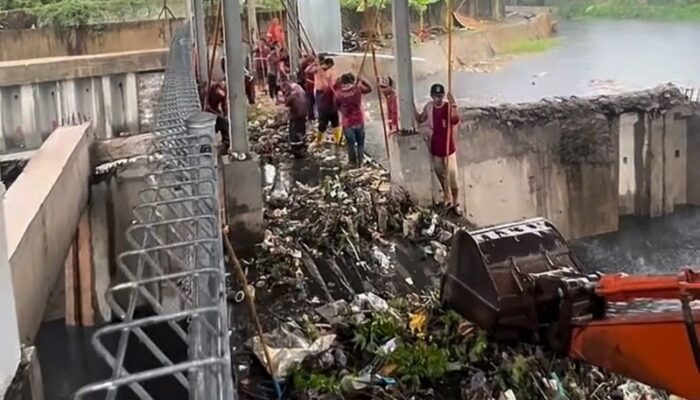 Awas! Buang Sampah Kasur dan Sofa di Sungai Surabaya Bisa Masuk Bui
