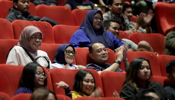 Wali Kota Eri Nobar ‘Pesugihan Setan Gagak’ Bareng Ratusan Anak Muda Surabaya