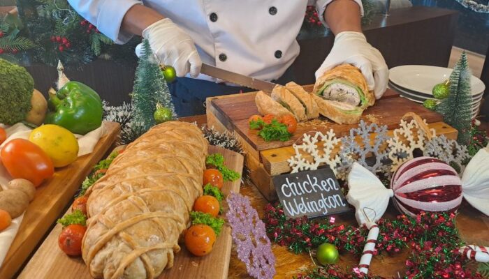 Joyful Christmas dan Sparkling New Year: Holiday Inn Express Surabaya CenterPoint