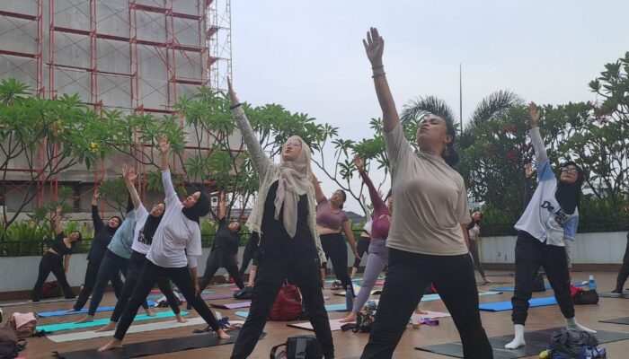 Aromatic Sunset Yoga & Sound Bath Ajak Peserta Melambat dan Merilekskan Tubuh di Java Paragon