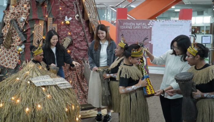 Terang dari Timur”: Pohon Natal Unik di PCU