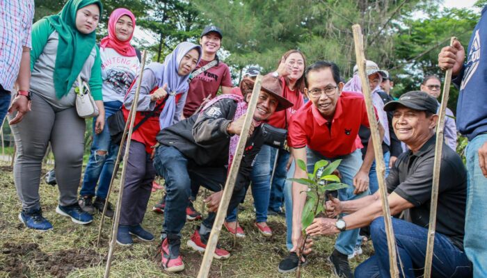 Bersama Kader Banteng dan Warga, Adi Sutarwijono Lakukan Tanam Mangrove, Ajak Lestarikan Alam