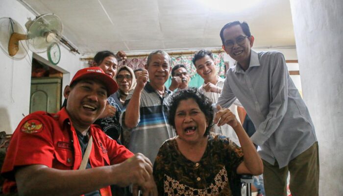 Blusukan ke Lakarsantri, Adi Sutarwijono Kunjungi Pemohon Rutilahu dan Bantu Kursi Roda Warga Sakit