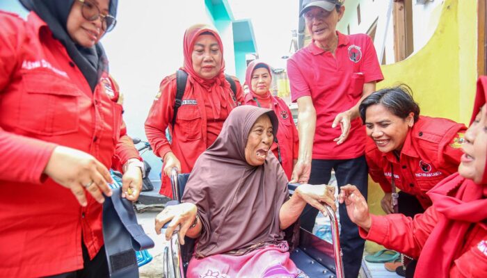 Solid Bergerak! Kader Banteng Pabean Cantikan Bantu Kursi Roda Warga Disabilitas