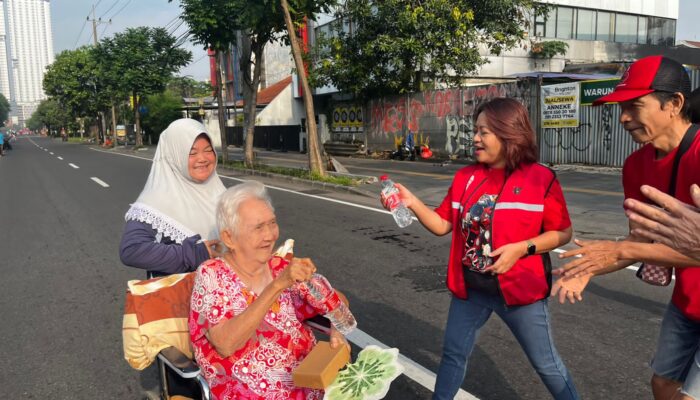 PAC PDIP Wonocolo Bergerak: Pagi Berbagi di Jl Raya Jemur Andayani
