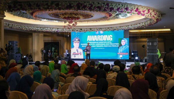 Pemkot Surabaya Beri Penghargaan Sekolah, Pesantren, dan Anak Peduli Lingkungan