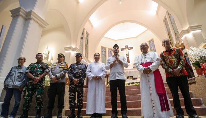 Pantau Misa Natal 2025, Wali Kota Eri Cahyadi Titip Doa Keselamatan untuk Surabaya dan Korban Bencana Sumatera