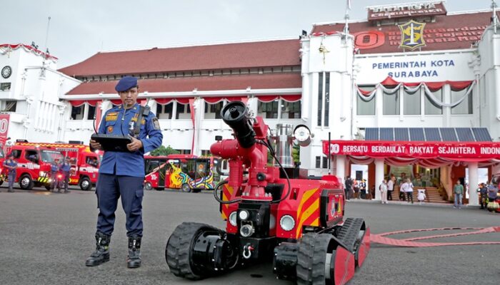Minimalisir Risiko Petugas, Pemkot Surabaya Luncurkan Robot Pemadam