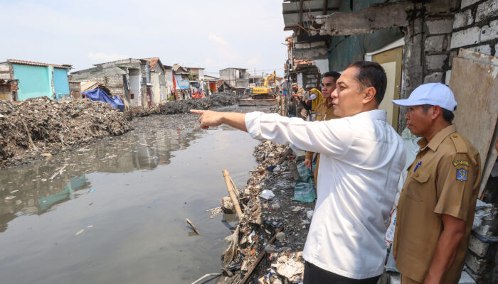 Fokus Infrastruktur 2025, Pemkot Surabaya Bangun Puluhan Kilometer Drainase dan Rumah Pompa  Pemkot Surabaya Tancap Gas Benahi Infrastruktur, Puluhan Titik Banjir Hilang Sepanjang 2025  Ratusan Proyek Drainase Rampung 2025, Pemkot Surabaya Persempit Ruang Genangan