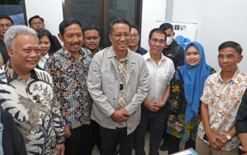 Tinjau Posbankum Gayungan, Menteri Supratman Apresiasi Kerukunan Warga Surabaya