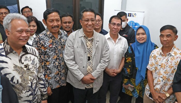 Tinjau Posbankum Gayungan, Menteri Supratman Apresiasi Kerukunan Warga Surabaya