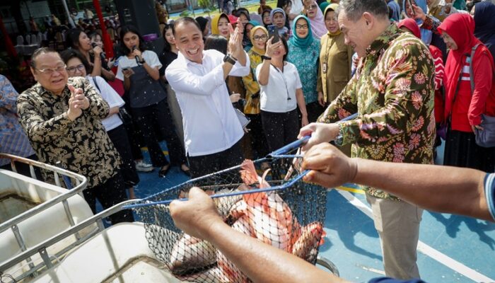 Hibah Australia Dukung Pemberdayaan Perempuan Surabaya, Wali Kota Eri Pimpin Panen Perdana Ikan Nila