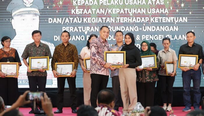 Wali Kota Eri Beri Penghargaan 26 Pelaku Usaha Taat Lingkungan